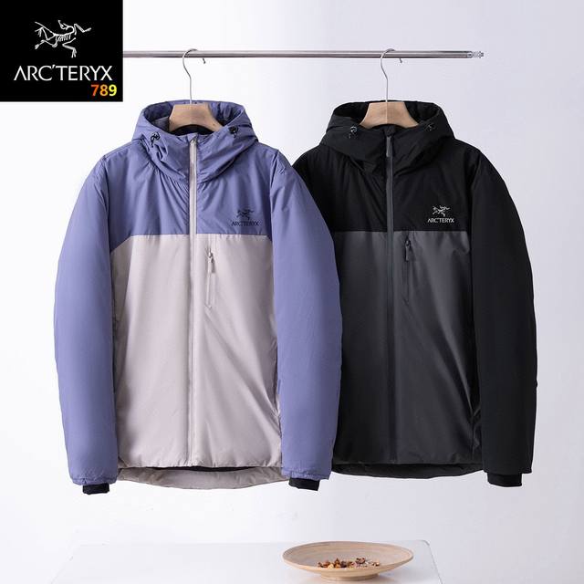 始祖鸟棉服轻量化户外手赛棉衣 爆款棉衣外套！情侣款！ 超强福利跑量新款 户外情侣款连帽加厚羽绒棉衣外套！ 连帽设计，帽子不可拆卸！ 简约大方的羽绒棉衣外套 超轻