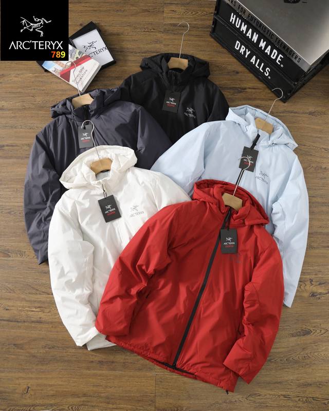 棉服版本 终于来了！ Arcteryx始祖鸟 Atom Lt Logo标识长袖连帽棉服阿童木轻量化棉服男款 面料与性能：面料为100%聚酯纤维，部分采用Fort