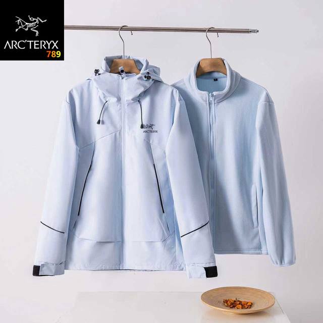 始祖鸟 情侣款 三合一冲锋衣 年少不知冲锋衣的好 现在真香！！山系冲锋衣来袭 多重配色可选 满足你的不同穿衣需求款号 Ns每一个配色都是经典百搭 不过时 -真正