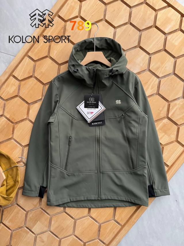 可隆Kolonsport 25年秋冬新品，户外情侣款连帽加绒软壳连帽冲锋衣外套 ！ 男女同款 登山户外防风防水连帽 夹克 外套 软壳外套的版型设计经过精心考量，