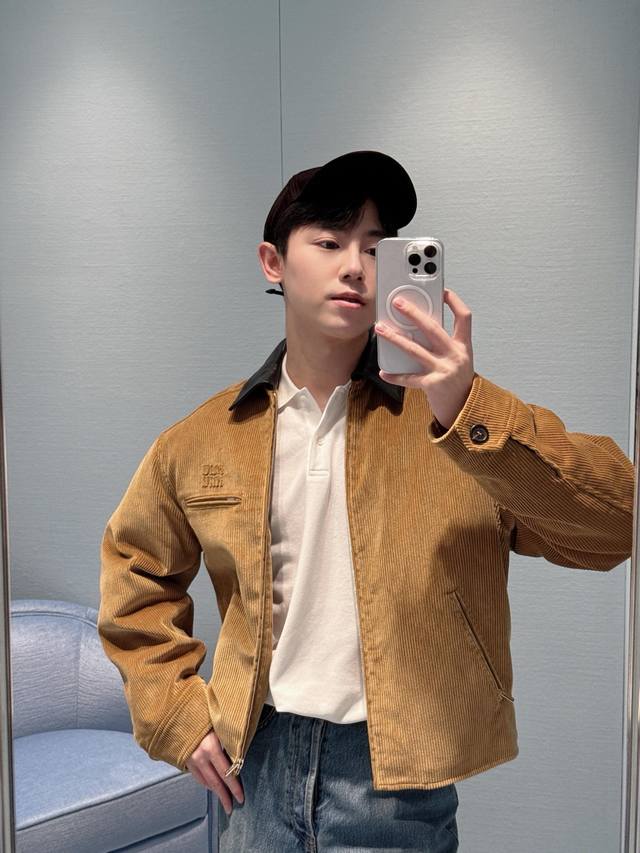 Miu Miu 缪缪25Ss美拉德色系灯芯绒棉服 男女同款 灯芯绒棉衣外套美拉德风的Miu棉衣是Oversize版型，相比于24款做了版型上的宽松改进,领口改为