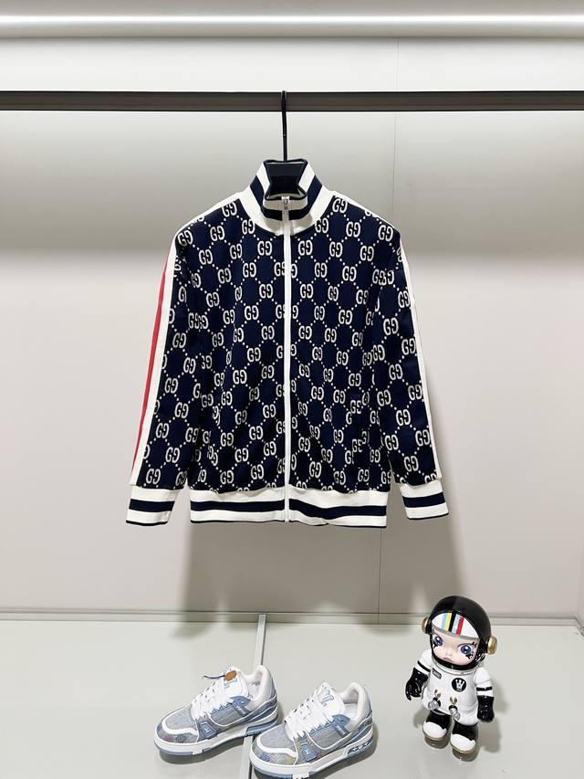 Gucci 古驰 定制面料套装拉链立领外套 经典款Gg满印提花字母Logo红白织带条纹 官方同步 高版本 高品质 时尚个性 百搭潮流 纯原品质 原版面料 吊牌