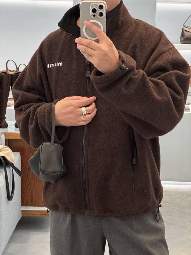 Miu Miu缪缪25Ss秋冬新款摇粒绒立领外套 宽松版型 Miu家25秋冬360克重磅再生摇粒5Mm绒外套，男女同款，全新一季Miumiu摇粒绒外套，面料是全