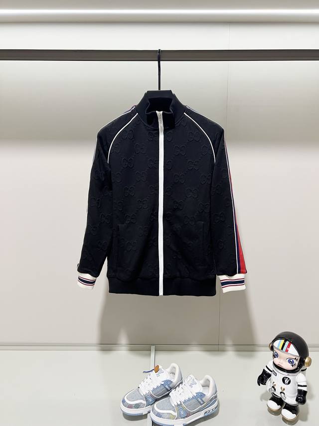 Gucci 古驰 定制面料套装拉链立领外套 满印Gg字母Logo暗纹提花红蓝织带拼接 官方同步 高版本 高品质 时尚个性 百搭潮流 纯原品质 原版面料 吊牌 领