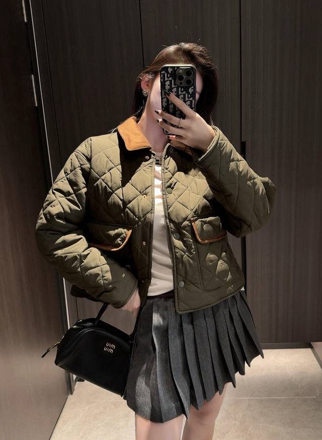 Miu Miu缪缪25秋冬短款菱形格棉衣 Miu25秋冬Os版型菱形格棉衣，宽松的版型设计能在各个风格穿搭间轻松搭配，搭配长款衬衣，卫衣，打底衫都能很好驾驭，面