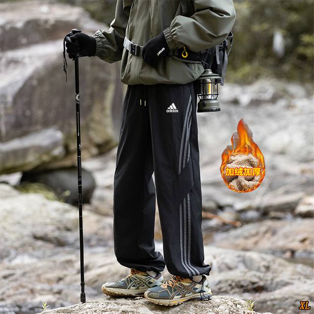 阿迪达斯 独家实拍上新秋冬季高品质三条杠加绒加厚防水防风直筒宽松运动休闲户外工装冲锋裤，本季主打，货源充足，放心主推，高端品质，经典设计，做工出色，经典百搭，上