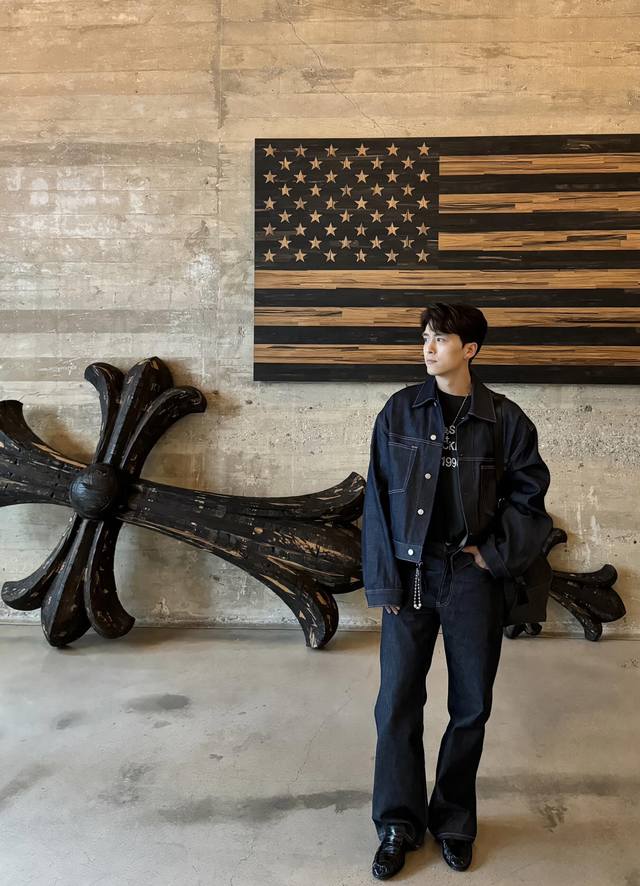 Acne Studios 尖领落肩牛仔外套 原牛 -关于成衣- 面料选用了意大利进口Berto面料的版本。Berto不仅是Ac的原版面料，也是Miumiu和Bv