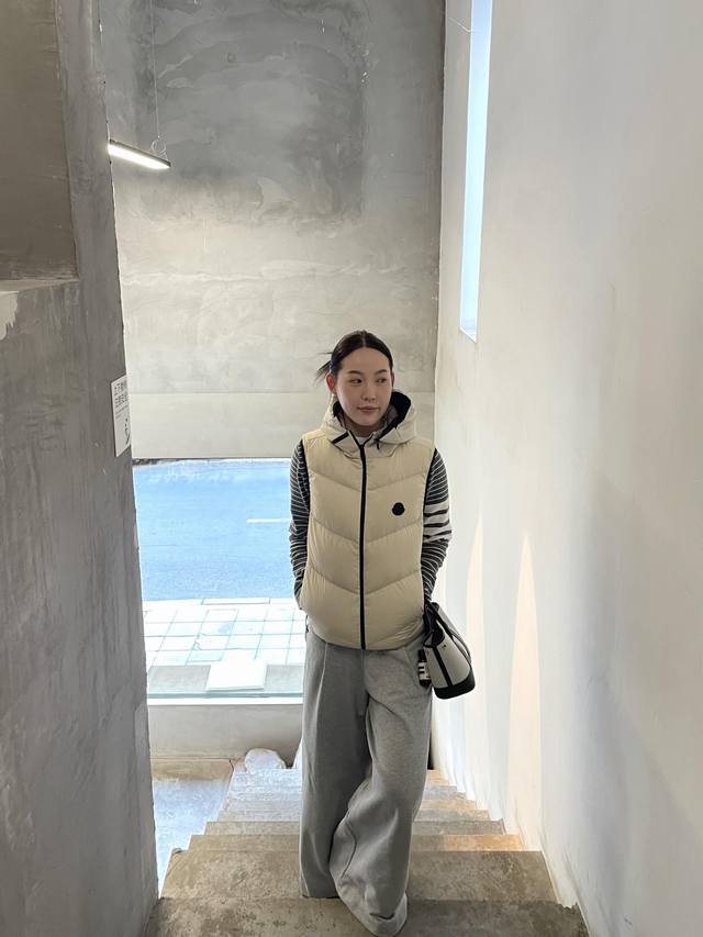 蒙口Moncler Beige Quilted Guesac Gilet 斜纹2色连帽羽绒马甲 -关于成衣- 今年最新国标90白鸭绒 可检验 双色可选 辅料拉链