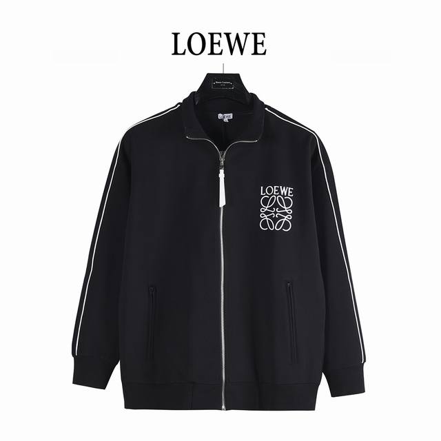 Loewe 罗意威 25Fw 线条织带徽标字母刺绣套装拉链外套 面料采用400克钎维复合面料，订染颜色后整蚀毛处理， 对照原版做丝滑超柔处理，布面肌理股线清晰明