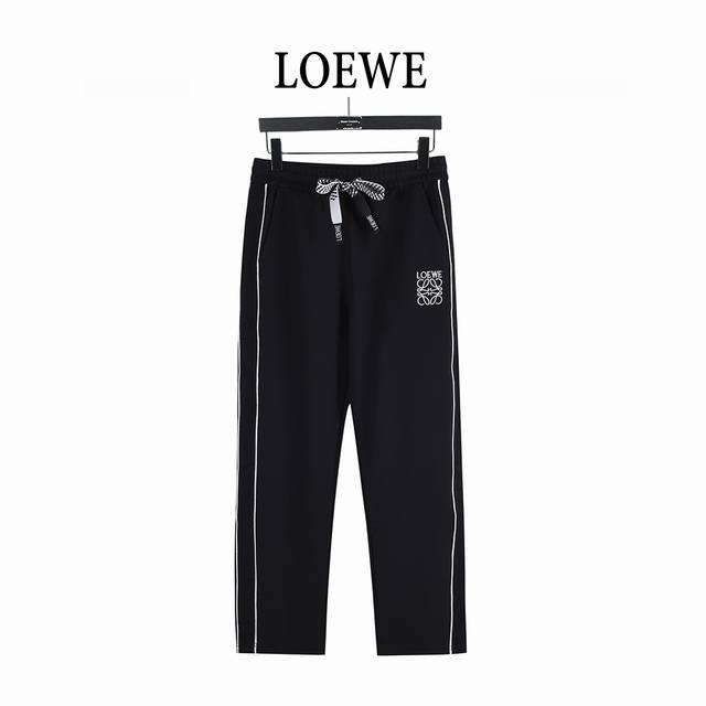 Loewe 罗意威 25Fw 线条织带徽标字母刺绣套装长裤 面料采用400克钎维复合面料，订染颜色后整蚀毛处理， 对照原版做丝滑超柔处理，布面肌理股线清晰明显，