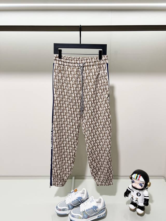 Dior 迪奥 定制面料套装休闲卫裤 老花字母Logo满印手袖织带拼接工艺 官方同步 高版本 高品质 时尚个性 百搭潮流 纯原品质 原版面料 吊牌 领标 水洗麦