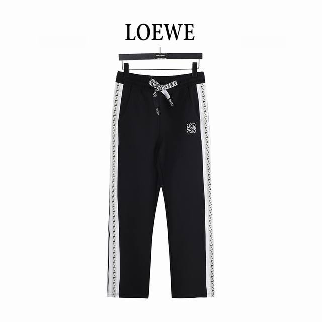 Loewe 罗意威 25Fw 走线织带拼接徽标刺绣套装长裤 面料采用400克钎维复合面料，订染颜色后整蚀毛处理， 对照原版做丝滑超柔处理，布面肌理股线清晰明显，