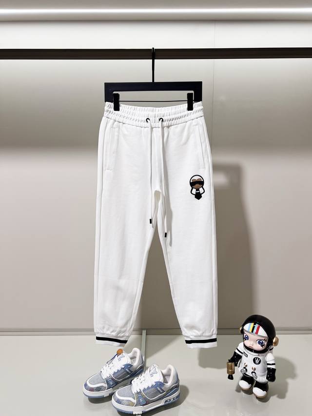 Fendi 芬迪 定制面料套装休闲卫裤 经典皮革刺绣老佛爷Logo标识工艺 官方同步 高版本 高品质 时尚个性 百搭潮流 纯原品质 原版面料 吊牌 领标 水洗麦