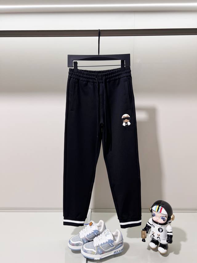 Fendi 芬迪 定制面料套装休闲卫裤 经典皮革刺绣老佛爷Logo标识工艺 官方同步 高版本 高品质 时尚个性 百搭潮流 纯原品质 原版面料 吊牌 领标 水洗麦