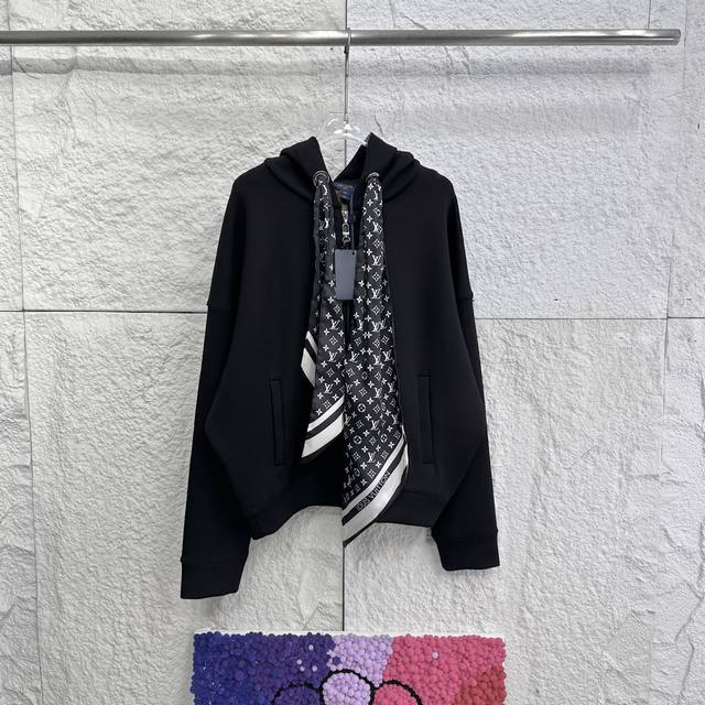 25秋冬Lv丝带拉链外套 25秋冬最新材复合的拉链外套面料为100%粘胶纤维，本款连帽衫于25秋冬秀款，释放运动风范和雅致格调，舒柔双面针织裁剪出休闲版型，侧面