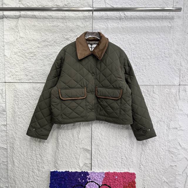 Miu25秋冬短款菱形格棉衣 Miu25秋冬Os版型菱形格棉衣，宽松的版型设计能在各个风格穿搭间轻松搭配，搭配长款衬衣，卫衣，打底衫都能很好驾驭，面料是400T