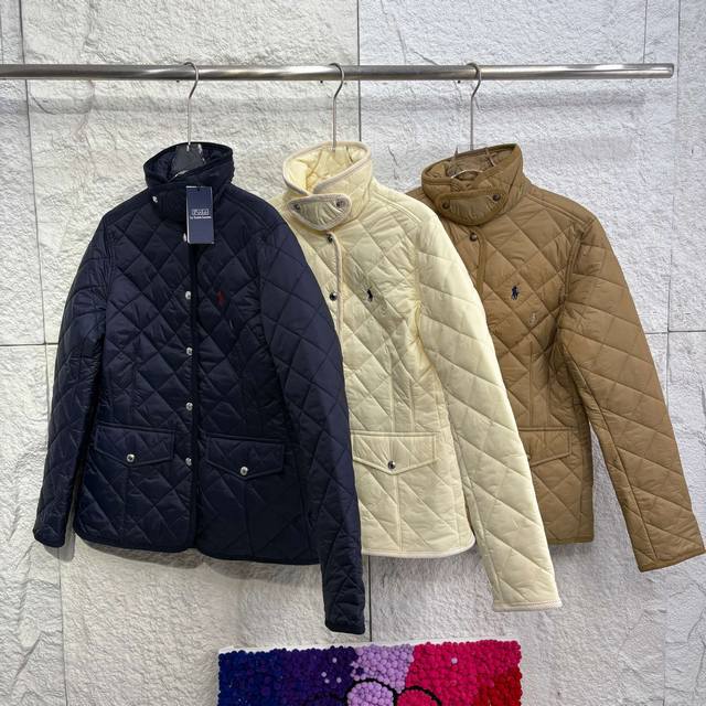 25拉夫劳伦老钱风间棉棉衣 整件衣服的布料是100%尼龙防静电布料，内层填充物是再生提炼纤维，轻薄的同时保暖效果极好，不会有臃肿的浮夸效果， 衣服的领口，下脚，