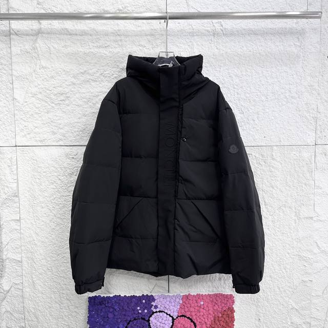 Moncler Fw22蒙口黑武士欧洲站徽标刺绣连帽羽绒服 配手提袋 官网售价18240+ 售罄版 600+蓬松度 国标Rds认证90%白鸭绒填充 243G高克