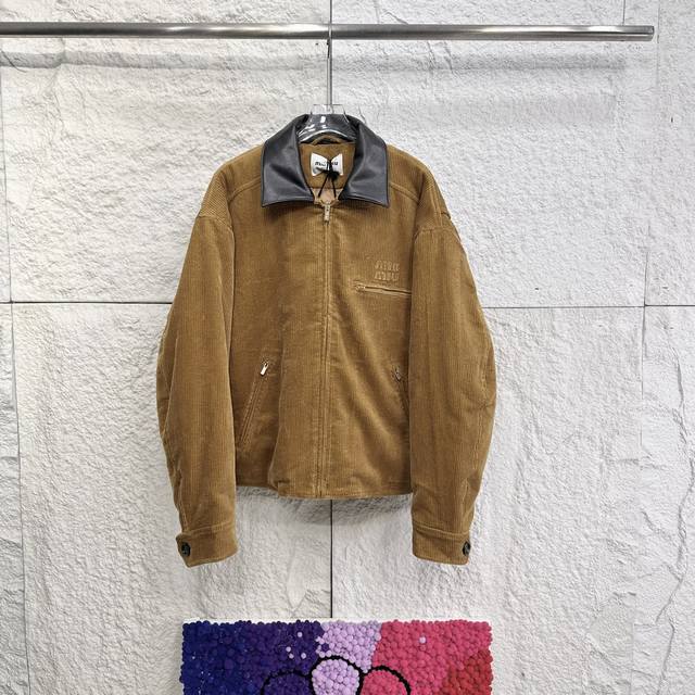 Miu灯芯绒棉衣 25秋冬男女同款灯芯绒棉衣外套美拉德风的Miu棉衣是Oversize版型，相比于24款做了版型上的宽松改进,领口改为了黑色皮料的色系搭配，更有