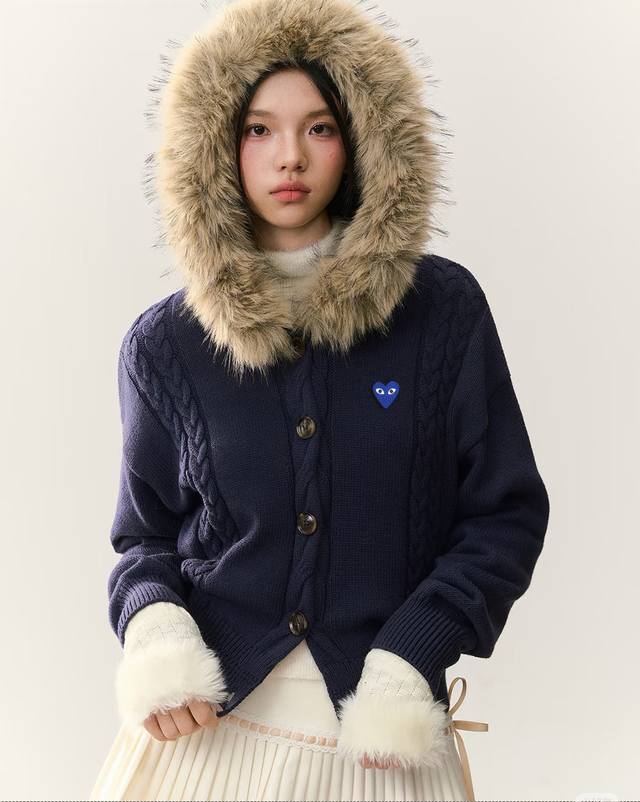 Play Comme Des Garcons川久保玲 川久保玲太会了！毛领麻花毛衣外套，高级感焊在身上 谁懂啊家人们！终于挖到川久保玲 2025 秋冬宝藏款了！