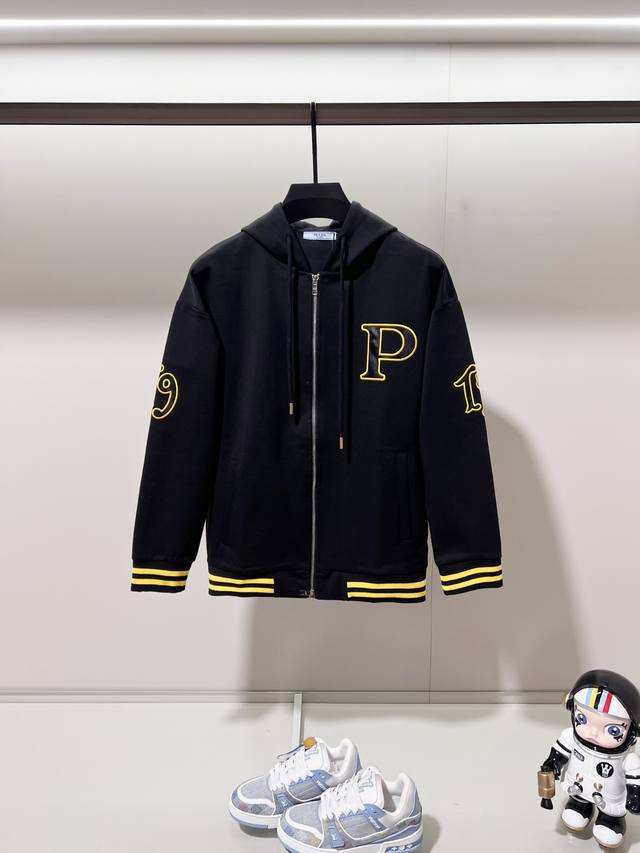 Prada 普拉达 定制面料套装拉链连帽外套 运动风皮革字母刺绣Logo标识手袖工艺 官方同步 高版本 高品质 时尚个性 百搭潮流 纯原品质 原版面料 吊牌 领