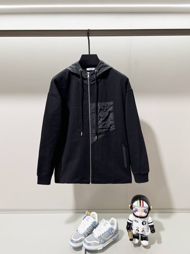 Prada 普拉达 定制面料套装拉链连帽外套 尼龙贴布拉链口袋品牌Logo三角标铁牌标识 官方同步 高版本 高品质 时尚个性 百搭潮流 纯原品质 原版面料 吊牌