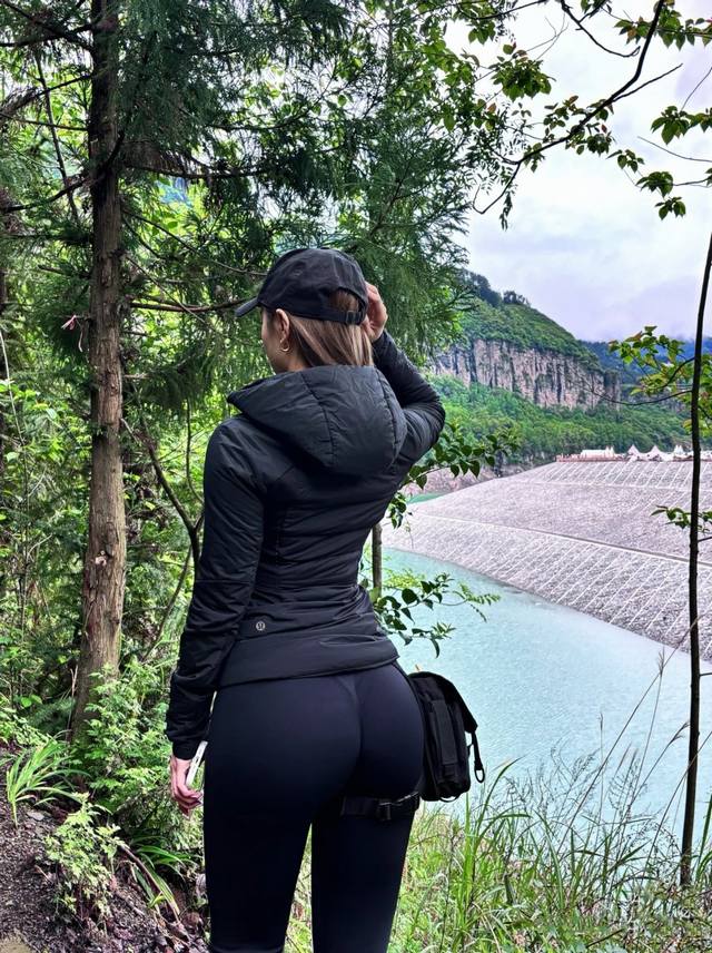 Lululemon露露乐檬新国标90白鸭绒 救命！原来修身羽绒服才是真香！Lululemon 这件直接焊在身上 谁懂啊家人们！以前对修身羽绒服偏见大到离谱 总觉