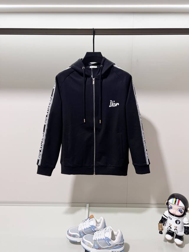 Dior 迪奥 定制面料套装拉链连帽外套 胸前刺绣字母Logo微标手袖织带拼接 官方同步 高版本 高品质 时尚个性 百搭潮流 纯原品质 原版面料 吊牌 领标 水