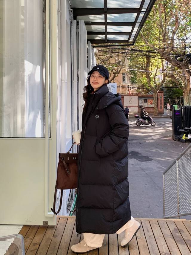 Lululemon露露乐檬 拥有保命级保暖能力的大被子羽绒服，今年的冬天让我陪你~炒鸡暖和，紧实的面布防风锁温，内里填充的是精品90白鸭绒绒朵均匀细腻，蓬松性很