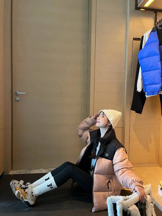 Lululemon 露露乐檬 情侣装甜到心巴！Lululemon25 粉黑面包羽绒服，零下 10℃暖又美 谁懂啊家人们！和男友挖到 Lululemon 2025