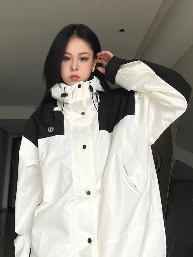 Lululemon露露乐檬 三合一 两件套 谁懂啊！Lululemon 白黑拼色冲锋衣，经典永不过时还巨显高级 家人们！之前纠结配色的时候选了白黑拼色，现在真的