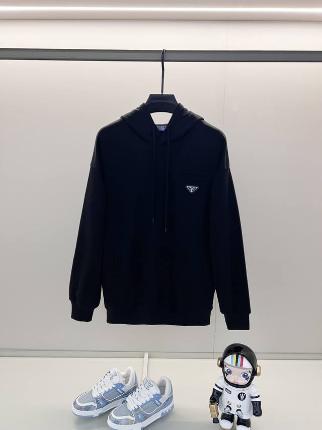 Prada 普拉达 420克纯棉连帽卫衣 假口袋装饰简约三角标Logo徽章铁牌标识 官方同步 高版本 高品质 时尚个性 百搭潮流 纯原品质 原版面料 吊牌 领标