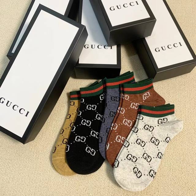 上新， Gucci 古驰一盒5双！堪称经典，四季春夏男士短袜 春夏上新新品，经典双G ，无可挑剔，百搭都显得潮流时尚,档次感绝佳 全棉材质吸汗透气舒适感十足,有