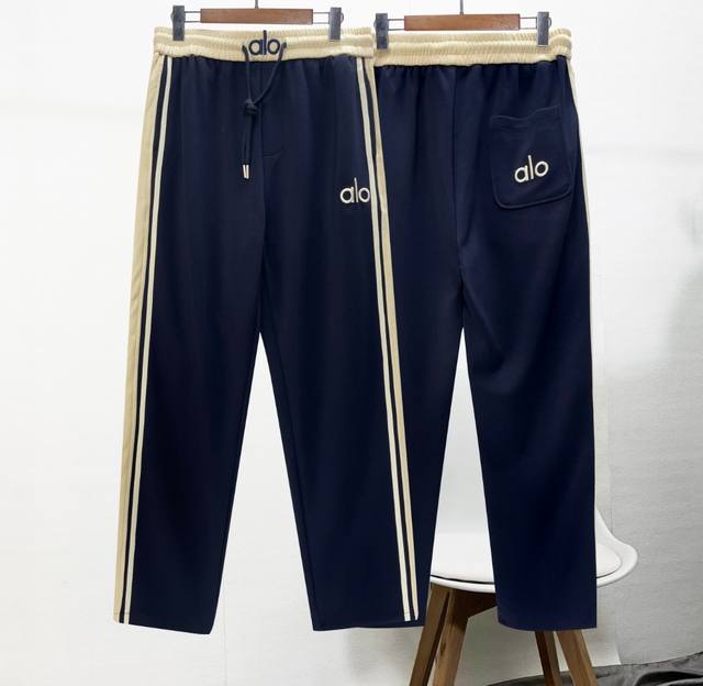 新款Alo刺绣长裤，卫裤面料 拿在手上沉甸甸的感觉，质量非常好，前后Logo刺绣，直筒系带，百搭显瘦，优质面料，兼具舒适与质感，阔腿设计为主，修饰各种腿型，经典