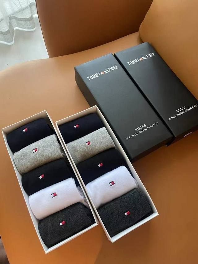 Tommy- 经典纯色中筒袜子一盒5双！还是一样的经典，经典Logo 专属的图案，进口的纯棉面料非常的柔软，触感好的真是让人受不了，柔软舒适，质感厚实！不闷脚！