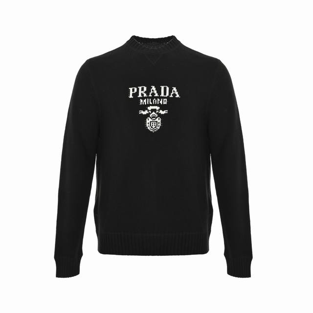 Prada 普拉达 25Fw 提花Logo圆领毛衣 定织羊绒毛衣面料 质感十足 德国进口机提花组织而成 采用接缝立体缝线 它通过在接缝处使用特定的缝纫方法 使衣