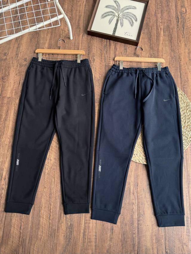 供 高品质耐克男士加绒裤子采用欧力斯复合婴儿绒，具有出色的保暖性能和舒适的穿着体验。 其复合工艺使绒与面料紧密结合，不易掉绒、起球，保证了裤子的耐用性。 在保暖