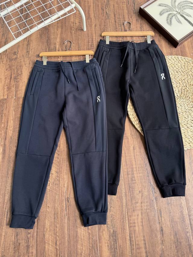 供 高品质昂跑冬季男士加绒束脚卫裤是运动与保暖兼具的时尚单品。其采用高品质保暖面料，内里为拉绒材质，能在寒冷天气为腿部提供额外温暖，同时保持轻盈，不会给运动带来