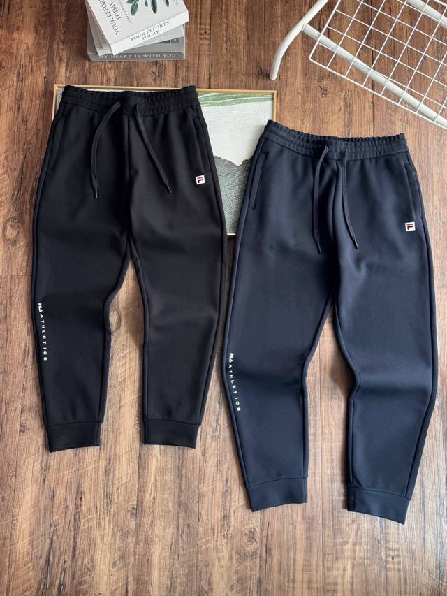 供 斐乐冬季加绒裤子采用欧力斯复合婴儿绒面料，兼具品质与保暖性能 。 这种面料以婴儿绒为基础，手感柔软、质地细腻、保暖性好 。与欧力斯复合后，进一步提升了裤子的