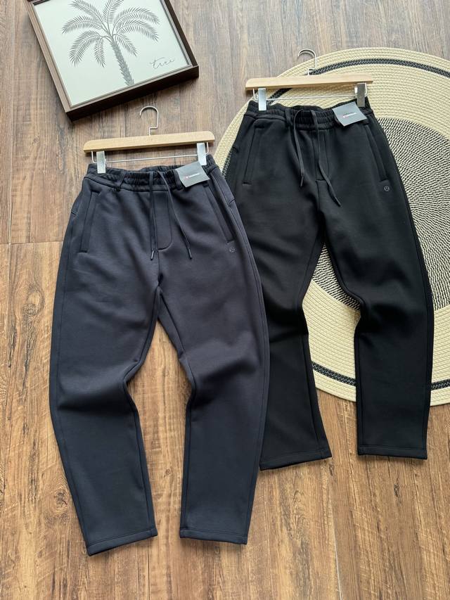 供 露露男士冬季加绒直筒裤：暖而有型的冬日必备。 寒冬来袭，露露男士冬季加绒直筒裤以功能性与时尚感的双重优势，成为男士衣橱的核心单品，轻松平衡温度与风度。 面料