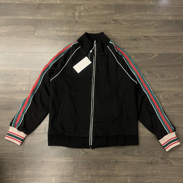 Gucci 古驰经典红绿条纹织带双G老花暗纹刺绣提花情侣休闲外套-顶级版本 Color：黑色 Size：M L Xl Number：252212 独家定制客供暗