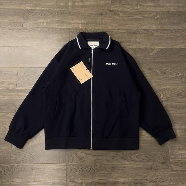 Miu Miu 缪缪 25Ss 徽标小Logo字母刺绣情侣翻领珠地布拉链飞行夹克外套-顶级原单版本 Color：藏青色 Size：S M L Xl Number