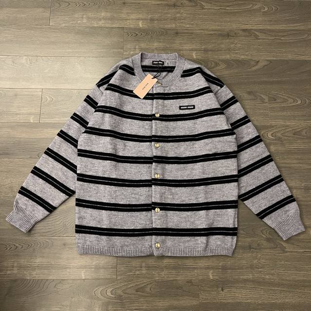 Miu Miu 缪缪 24Ss 专柜同步小徽标条纹羊毛情侣圆领针织开衫-顶级原单版本 Color：灰色 Size：S M L Xl Number： 843 独家