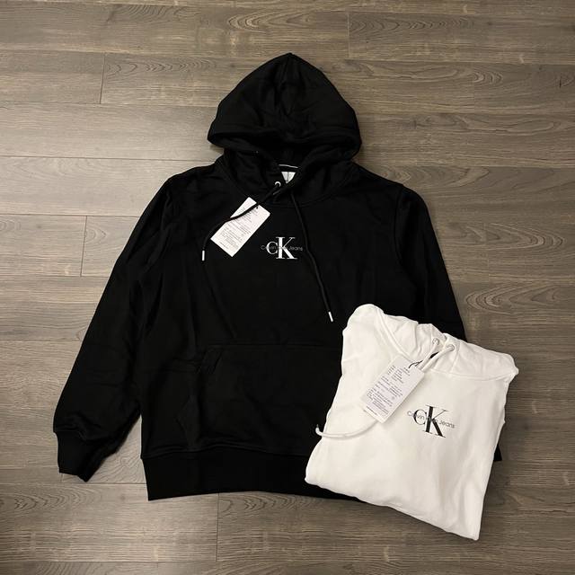 Calvin Klein Ck 经典小标字母Logo印花情侣连帽卫衣-原版代购品质 Color：黑色 白色 Size：S M L Xl Number ： 901