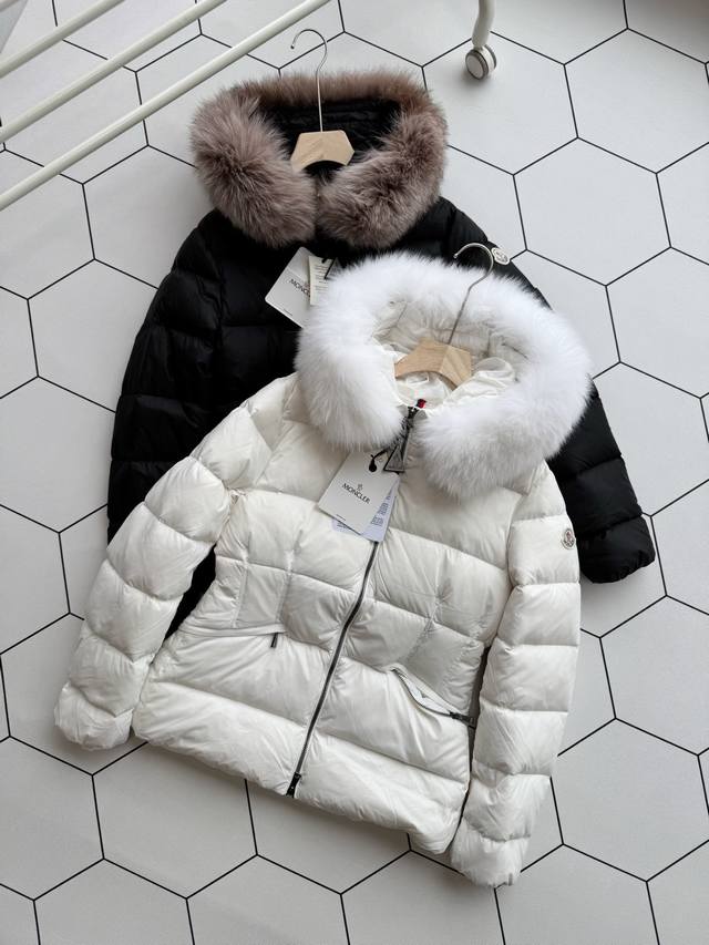 代购级90绒 支持芯片感应 蒙口 Moncler Hermifur系列女款羽绒服 重工艺尼龙羽绒长款羽绒服 连衣风帽搭配可拆卸火狐狐狸真皮草毛领 镀色五金压铸拉