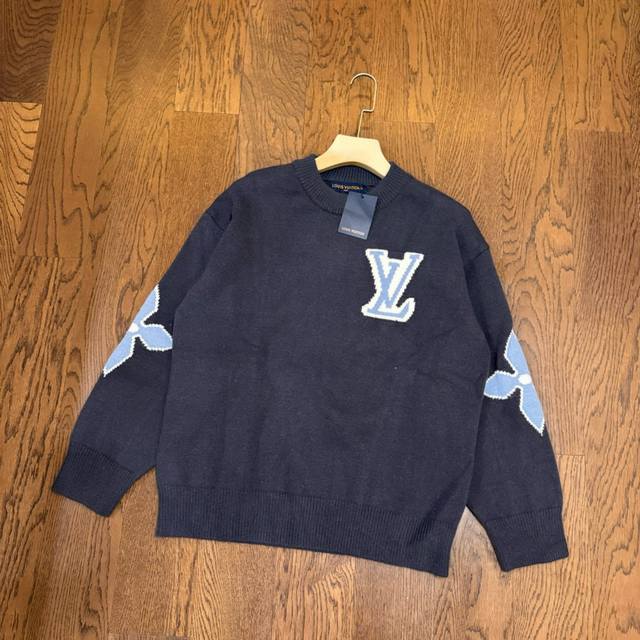 Louis Vuitton Lv 路易威登 24Ss 秀场限定滑雪系列四叶草袖标 Logo 提花情侣针织圆领毛衣-顶级原单版本 Color：蓝灰色 Size：S