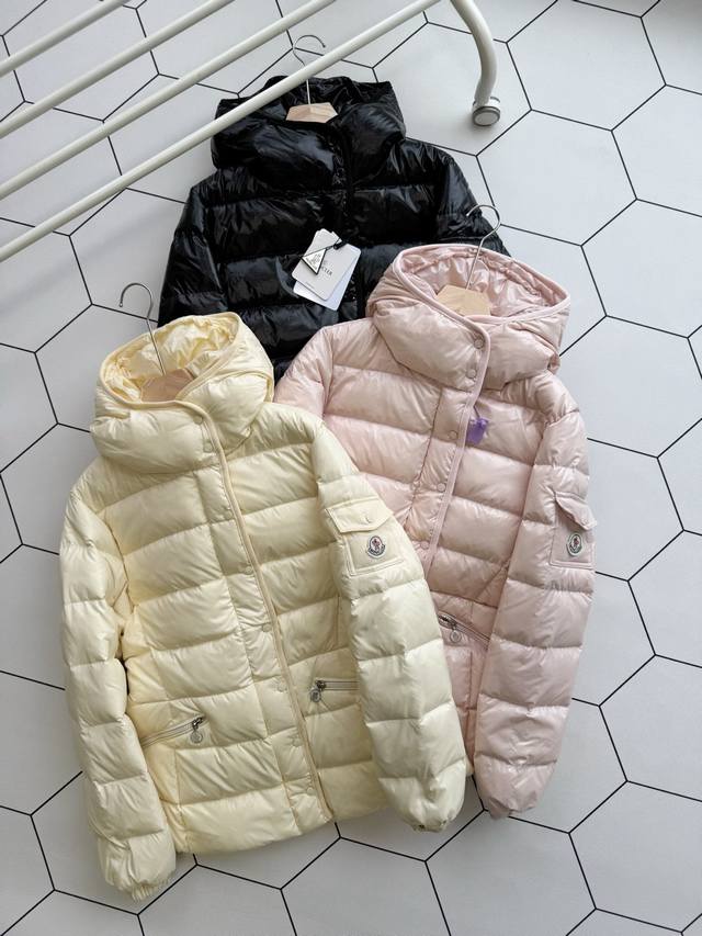 顶版 Moncle 24Fw新款Barante收腰羽绒服 小蛮腰的造型真的不要太美啦独家原版开发定制，蒙口可太会抓住少女心了！原版定制，拉链质感顶级！沿袭了Av