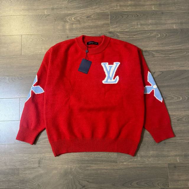 Louis Vuitton Lv 路易威登 24Ss 秀场限定滑雪系列四叶草袖标 Logo 提花情侣针织圆领毛衣-顶级原单版本 Color：新年红 Size：S