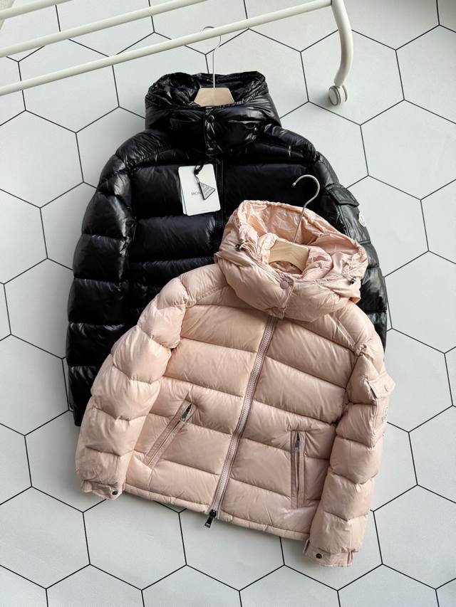 Moncler 经典款玛雅情侣款新版 哑光 配色 连帽时尚 帽子可拆卸羽绒服 高蓬松度90白鸭绒不掺假 时尚先驱者 蒙口开启。 品名；玛雅情侣羽绒服 颜色：黑色