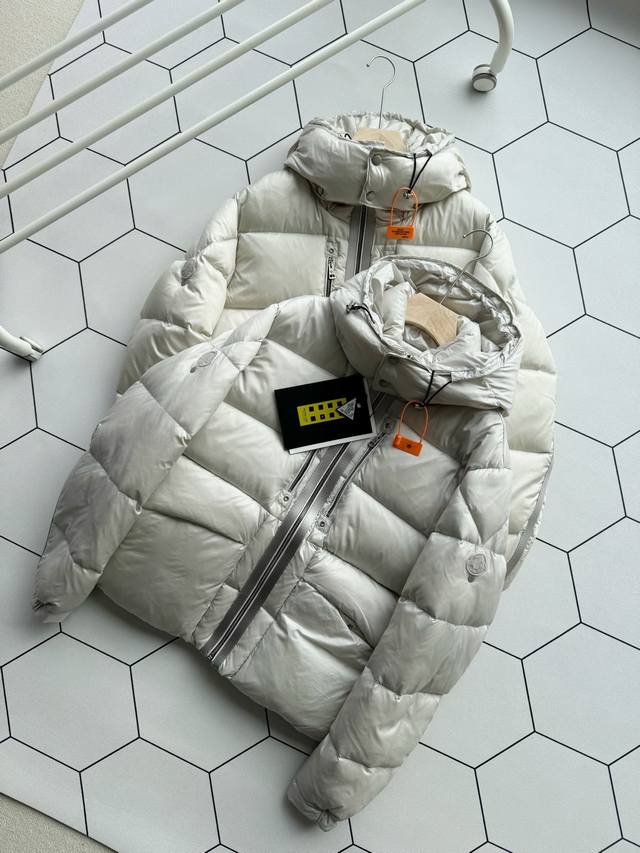 顶级版本 支持芯片感应 ｜蒙口 盟可睐 联名限定款 羽绒服 宋茜同款 羽绒服男女款 ：# # # #5# 只能说根本就不是一个级别的存在 不管是材质还是细节还原